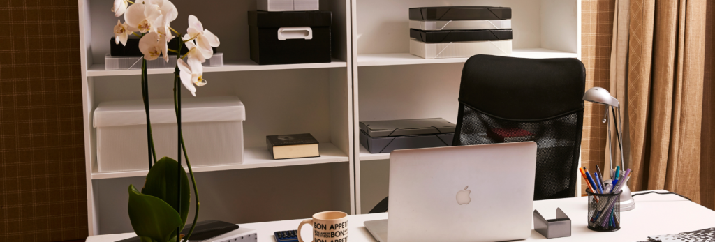 mesa de trabalho organizada com itens funcionais